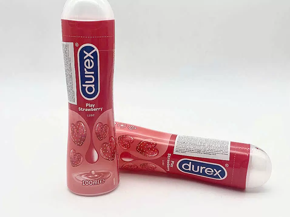 Gel bôi trơn gốc nước DUREX Play Saucy Strawberry giúp giảm khô rát, tăng độ ẩm tự nhiên.